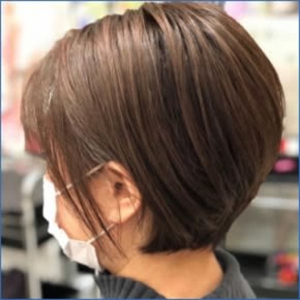 白髪をおしゃれに活かして楽しむ大人のグレイヘア(トップ)