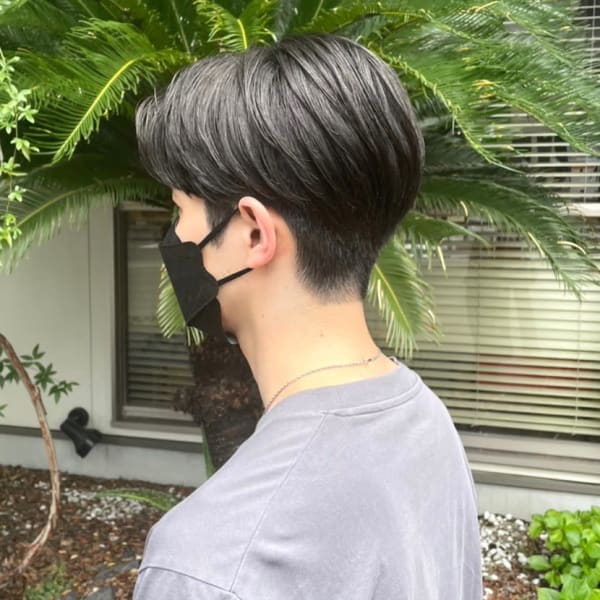 韓国風ショート　センターパート　ツーブロックスタイル