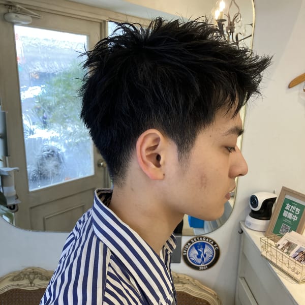 黒髪短髪アップバングの刈り上げ2ブロックワックス仕上げメンズ
