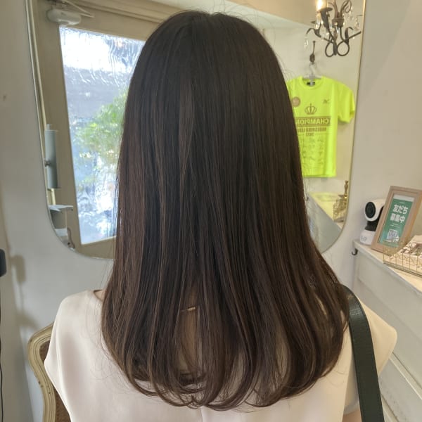 ナチュラルなコスメストレートで重軽ミディアムロング