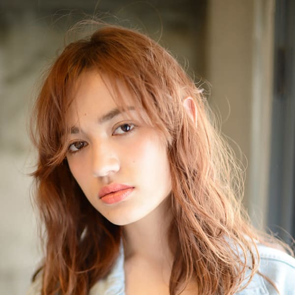 クール&フェミニンなシースルーワイドバングスタイル