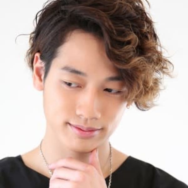 個性的なサイドパートパーマスタイル|HAIR & MAKE EARTH 秋田新国道店