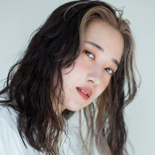 ナチュラルウェーブロング　フェイスフレーミングカラー|MERCI