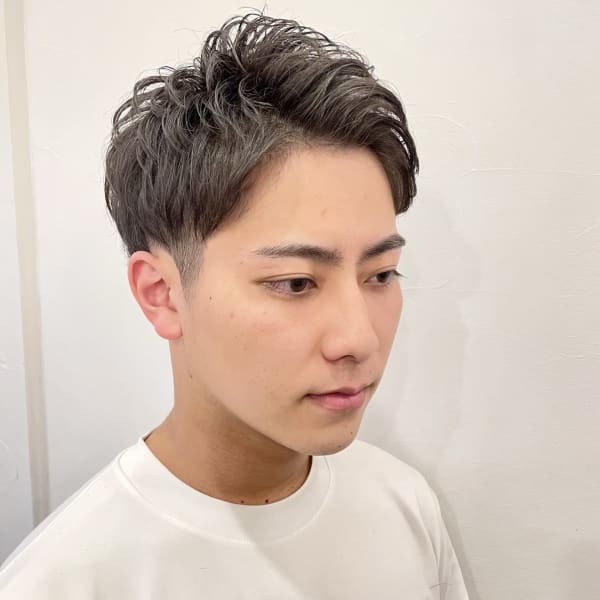 ツーブロック刈り上げアップバング　ニュアンスマッシュショート
