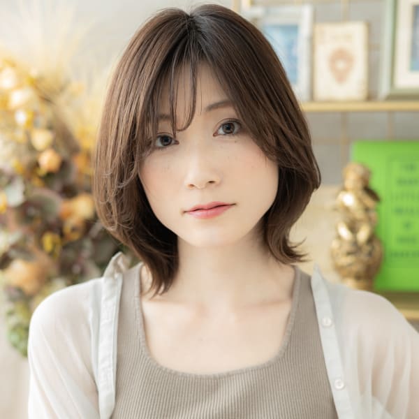 センターパートくせ毛風くびれショートボブ 前髪パーマ