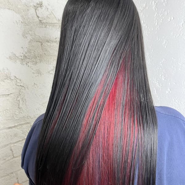 インナーカラーイヤリングカラー赤髪