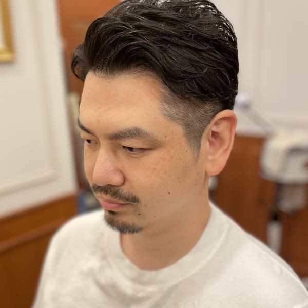 40代の短髪黒髪　ツーブロック刈り上げアップバングショート