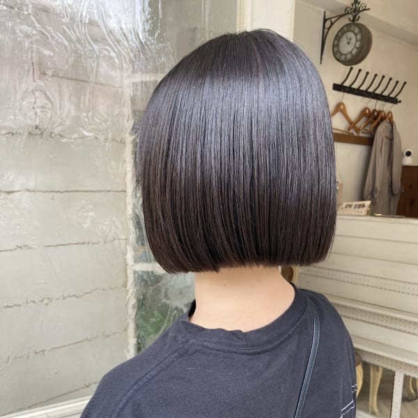 シンプルなフラットボブコスメストレートで乾かすだけスタイル