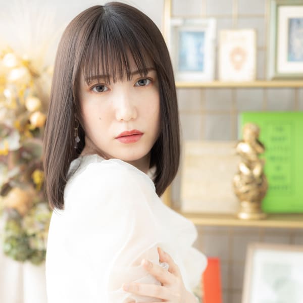 アッシュオリーブ前下がり艶髪エアストレート グレージュカラー