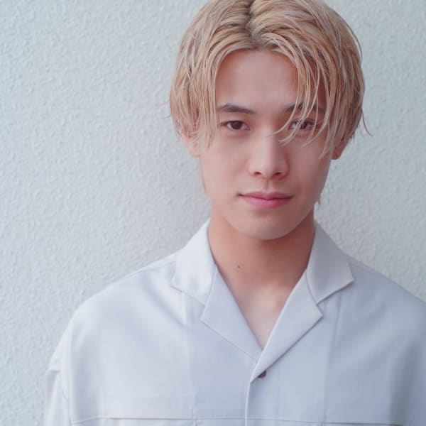 スーツ短髪ツーブロック束感モテる黒髪シークレットパーマ流行