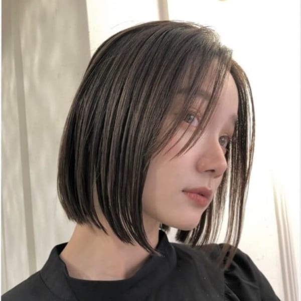グレージュカラー/斜めバング/ぷつっとボブ/Aujua/前髪