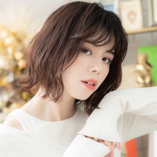 大人ガーリー斜めバングゆるふわくびれミディ ボブパーマ