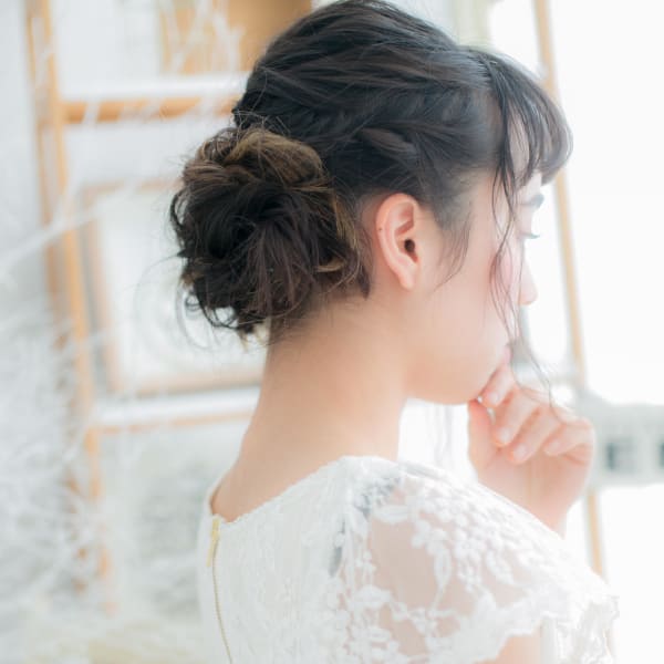 大人かわいい黒髪抜け感ルーズアップアレンジ　ニュアンスカラー
