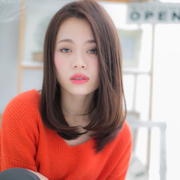 インナーカラー小顔アシンメトリーストレート　ヘルシースタイル