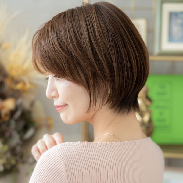 小顔かきあげ前髪前下がりショートマッシュステップボーンカット