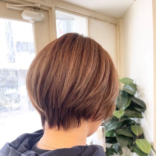 丸みショートボブハイライト白髪ぼかしオリージュスタイリング
