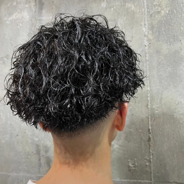 波巻き ツイストスパイラル 束感 センターパート 黒髪