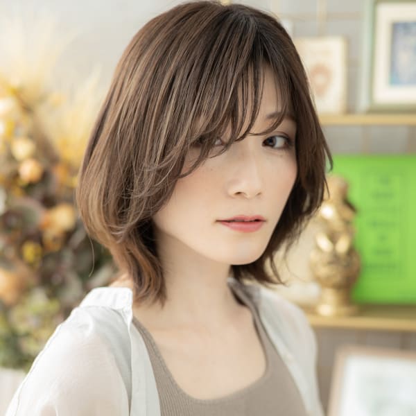 センターパートくせ毛風くびれショートボブ　カーキベージュ