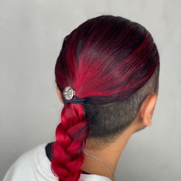 マンパンヘア 刈り上げ ケアブリーチ 赤髪 ハイライト