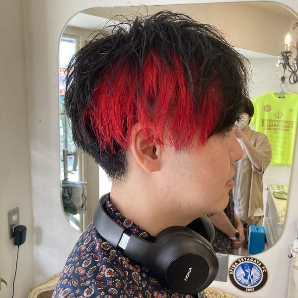 メンズインナーカラー黒髪ベース赤メッシュイメチェン刈り上げ