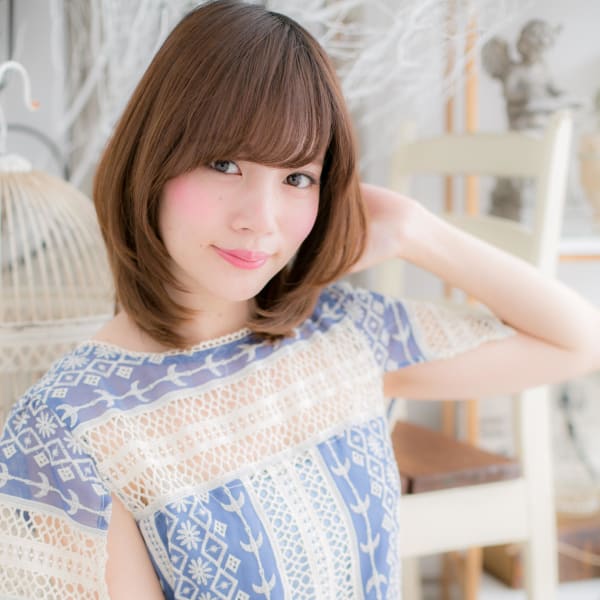 ミルクティーピンク斜めバング顔周りレイヤー　ヘルシースタイル