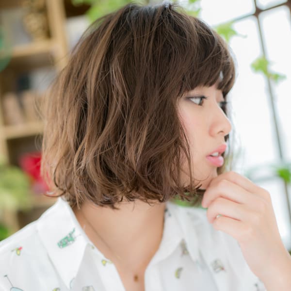 大人かわいいバレイヤージュ小顔外ハネボブ　ボブパーマ