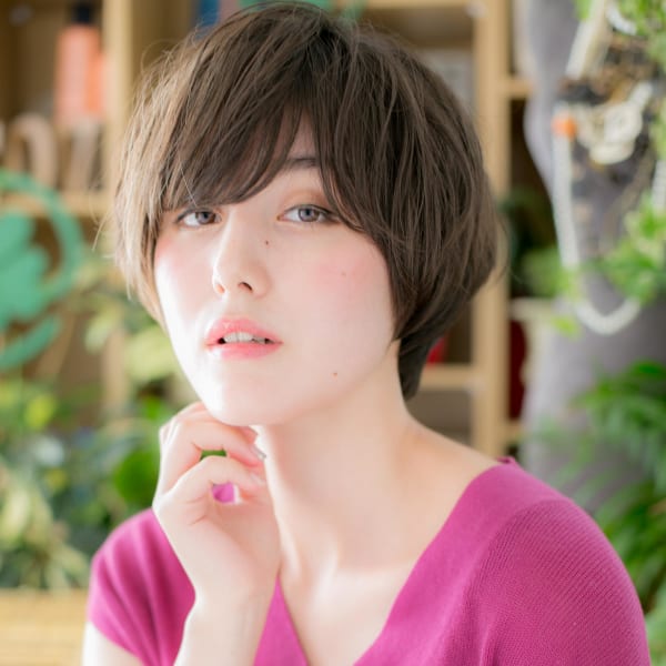 くすみカラー前下がり小顔ナチュラルマッシュ　カーキベージュ