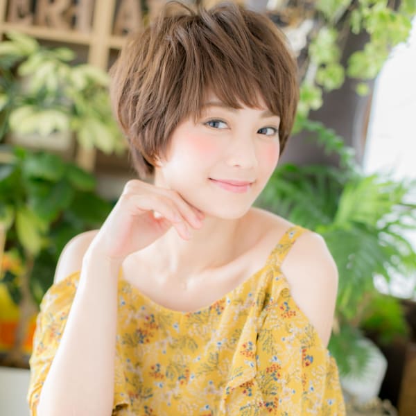 大人ハイライトカラー前下がり束感ショート　ミルクティアッシュ