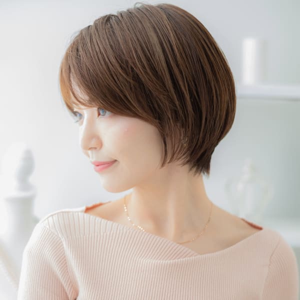 小顔かきあげ前髪前下がりショートマッシュ　カーキベージュ