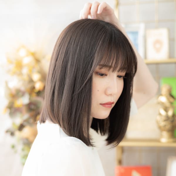 アッシュオリーブ前下がり艶髪エアストレート グレージュカラー