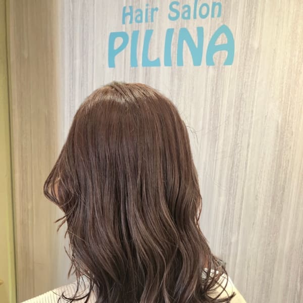 グレージュカラーのミディアムレイヤースタイル|Hair Salon PILINA