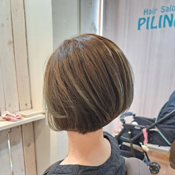 前下がりショートボブ×カーキベージュ|Hair Salon PILINA