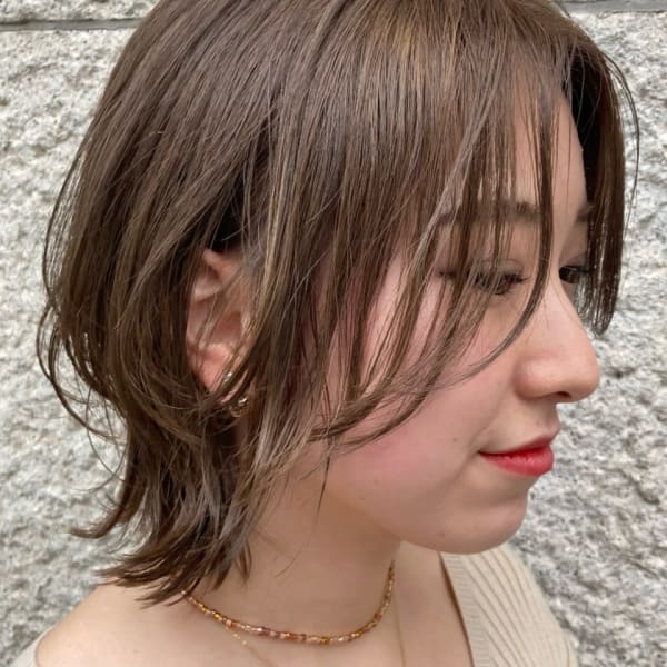 オリーブベージュ　外ハネミディ　ショートウルフ