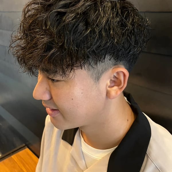 スペインカール　フェードカット　ツーブロック