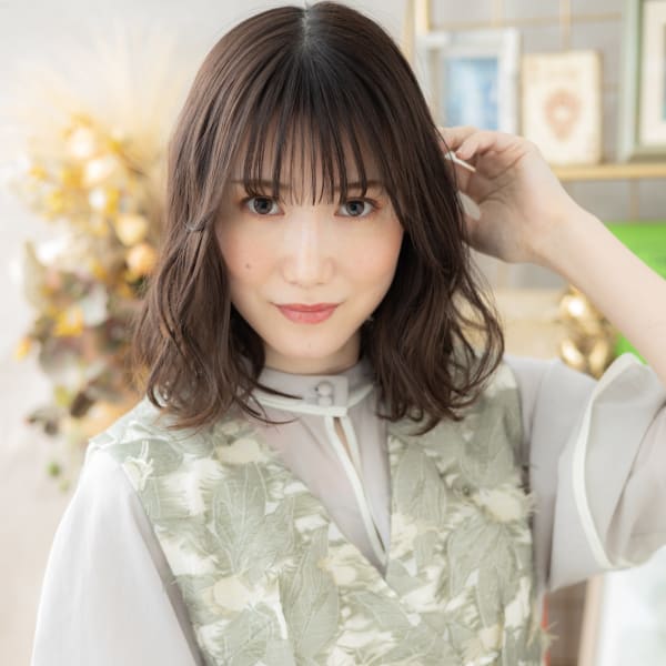 ゆるふわ大人ガーリー小顔レイヤーミディアム　グレージュカラー