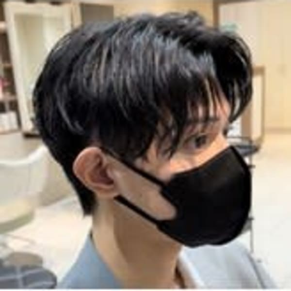 黒髪ツーブロックセンターパート