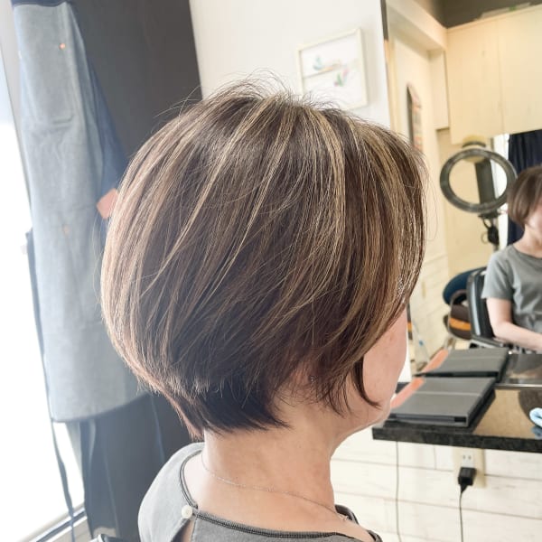大人ショートヘア×ハイライトカラー