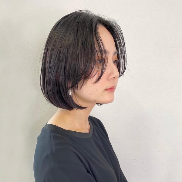 黒髪ボブ/暗髪/丸みボブ/センターパートボブ|Lila by AFLOAT