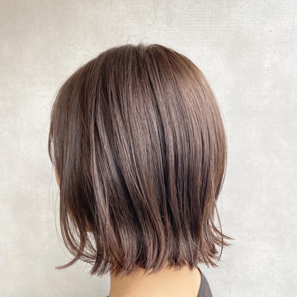 切りっぱなし外はねボブスタイル/グレージュカラー/ハイライト