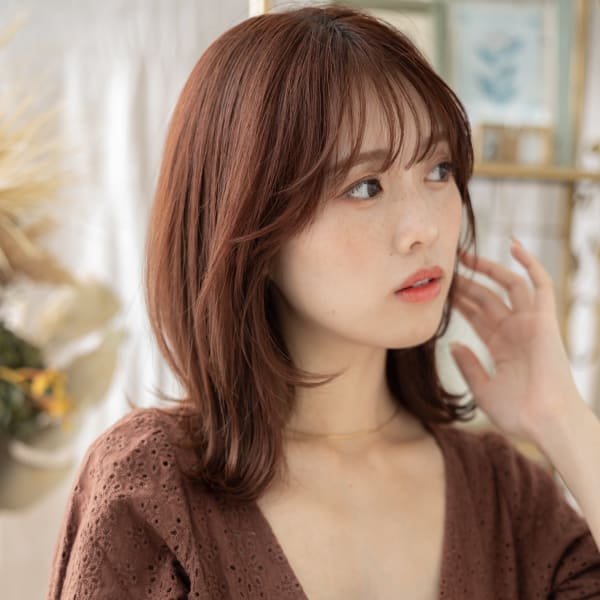 ベージュピンク小顔くびれミディアムレイヤー ニュアンスカラー