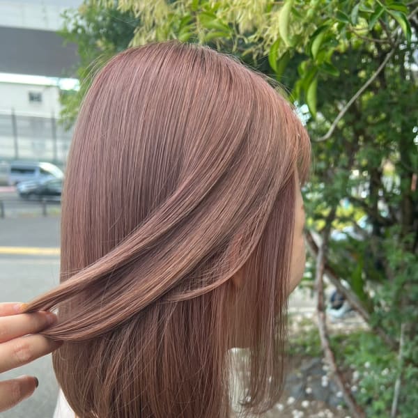 ピンクベージュ ミディアムボブ ストレート