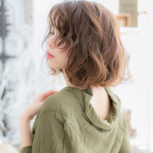 かきあげ前髪小顔前下がりくせ毛風大人ボブ　アッシュオリーブ