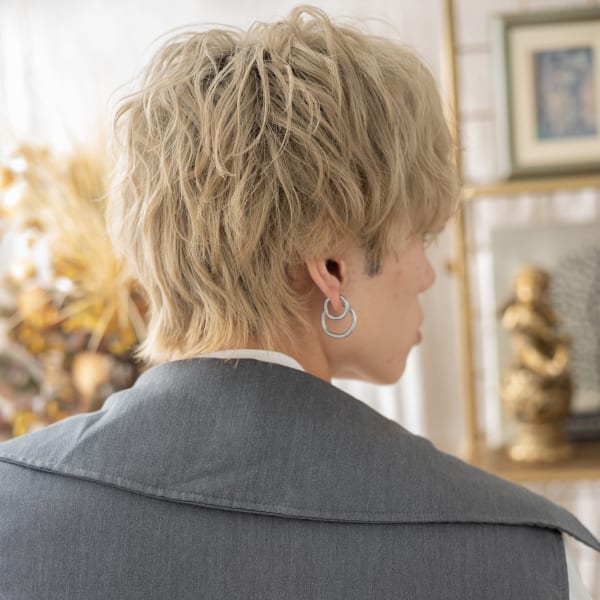 波巻きツイストスパイラルマッシュパーマ　ハイトーンカラー