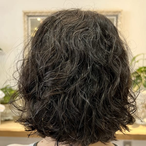 くせを生かしたパーマ風スタイル