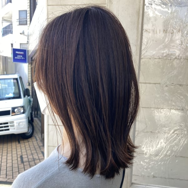 ストレート風外ハネミディアム軽い質感のくびれが今年のトレンド