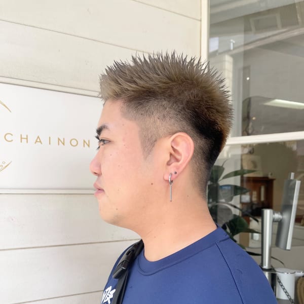 ヘアカラーシルバーベージュブリーチ一回刈り上げベリーショート