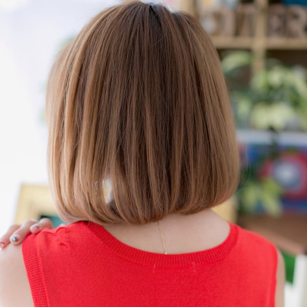 グラデーションカラーツヤ髪前下がり大人ボブ ハイトーンカラー