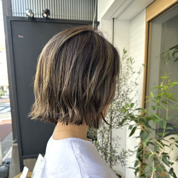 前下がりボブ&オリーブグレージュ（ニュアンスハイライト）|Nuii