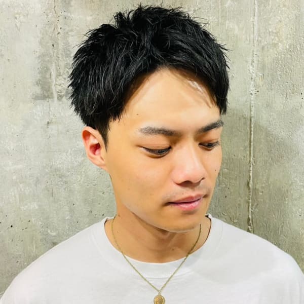 ショートスタイル　アップバング　束感　黒髪