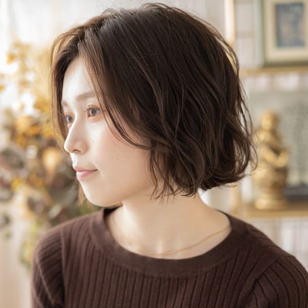 かきあげ前髪くせ毛風ショートマッシュパーマ 斜めバング